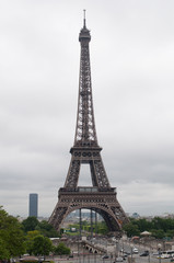 Fototapeta premium Cloudy day at the Eiffel Tower in Paris