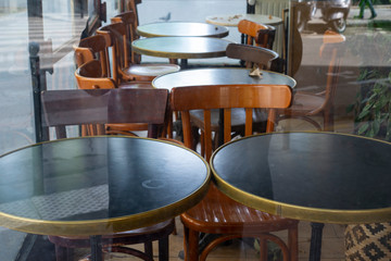 Fototapeta na wymiar tables dans un café restaurant fermé suite au coronavirus.