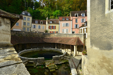 Plongée sur la Fosse Dionne à Tonnerre (89700), l'Yonne en Bourgogne-Franche-Comté, France