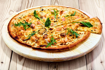 A pizza marinara sitting on top of a wooden table