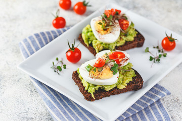 Fototapeta na wymiar Toast with avocado and egg