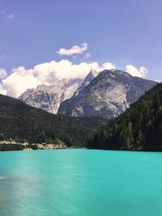 Vue panoramique sur le lac et les montagnes contre le ciel bleu