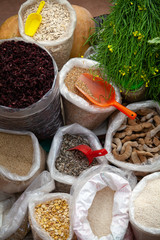 diferentes tipos de granos y especias de México
