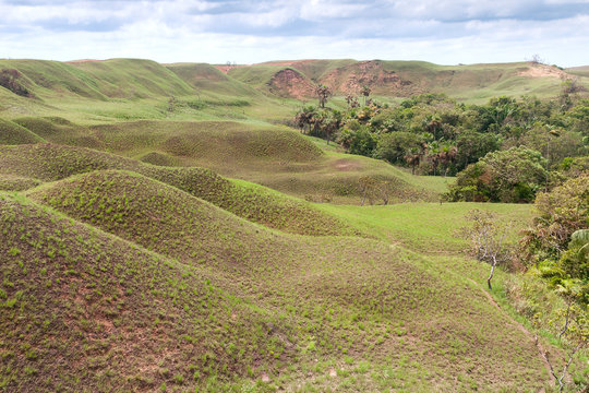 Paisaje con monta&ntilde;as t&iacute;picas de las llanuras orientales de Colombia.