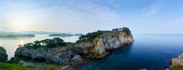 High cliffs in the ocean. Rocky islands and rocks in Orlik Bay in the Sea of Japan. Far East. - obrazy, fototapety, plakaty