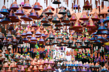 Artesanías hechas a mano con técnicas y materiales tradicionales.