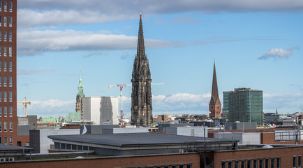 Obraz premium panoramic view to st nikolai church and st petri tower hamburg