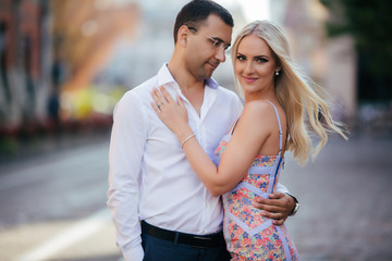 Obraz premium Romantic tourist couple walking around the city relaxing