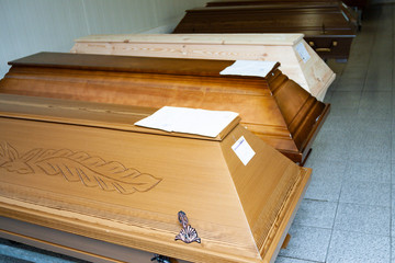 Särge in einem Krematorium