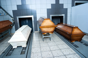 Särge im Krematorium vor der Verbrennung