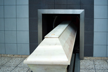 Sarg im Krematorium vor der Verbrennung