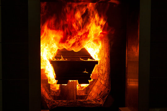 Brennender Sarg im Krematorium