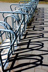 Leere Fahrradständer in Schule