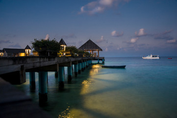 barche al molo di un atollo alle Maldive