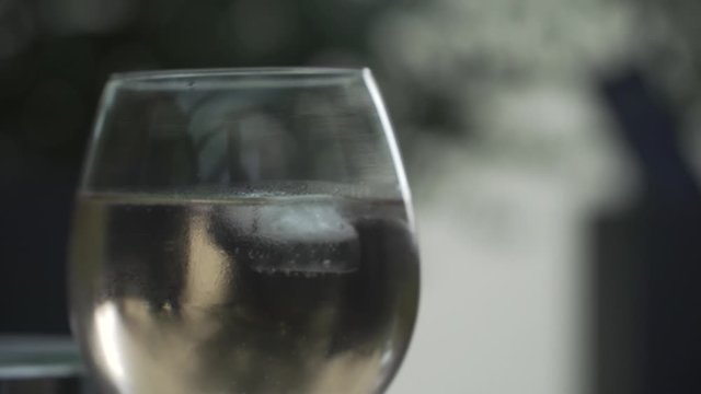Alkoholisches Getr&auml;nk Nahaufnahme mit Sprudelbl&auml;schen