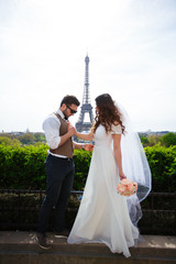 Obraz premium Happy bride and groom enjoying their wedding in Paris