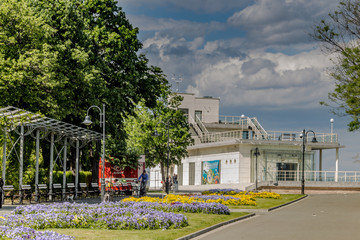 Obraz premium Centrum kulturalne Kasyno Morskie w Ogrodzie Morskim i symboliczne molo w Burgas, Burgas to jedno z najbardziej tętniących życiem miast w Bułgarii, posiadające szeroką publiczną plażę.