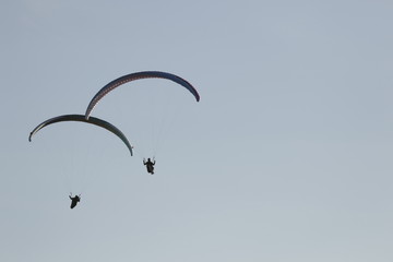 pareja parapentes volando
