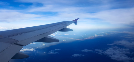 Obraz premium airplane wing seen from the window