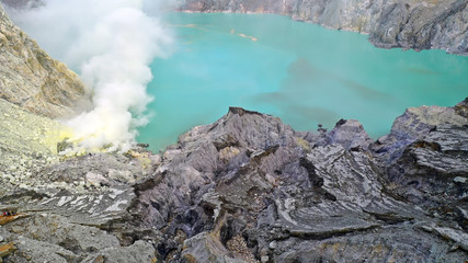 Ijen Volcano is an active volcano in Indonesia. In the heart of the volcano is not bubbling lava, but only quietly stretches turquoise lake