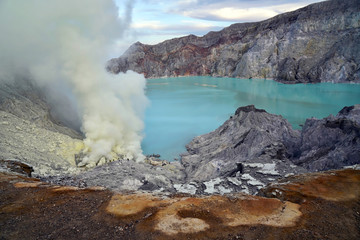 Ijen Volcano is an active volcano in Indonesia. In the heart of the volcano is not bubbling lava, but only quietly stretches turquoise lake