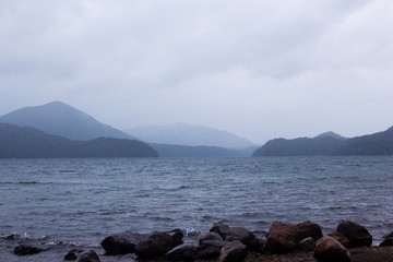 Fototapeta na wymiar Vista del lago con montañas