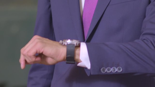 mirar el reloj