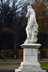 Obraz premium statue in the park
