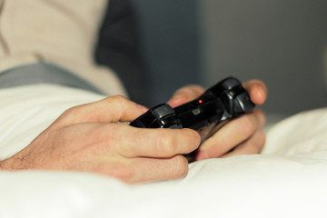 Vista closeup de joystick en las manos de joven jugando videojuegos.