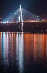 Obraz premium 1 pylon mostu Badong nocą nad rzeką Jangcy w Xinling w Chinach.