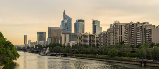 Obraz premium La Défense and the Seine river