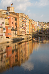 Fototapeta na wymiar Reflejo de Girona en el río (2)