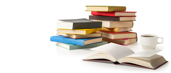 テーブルの上に積み重ねられた本　読書、勉強のイメージ素材