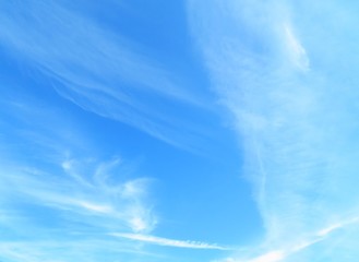日本の田舎の風景　10月　青空と薄い雲