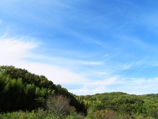 日本の田舎の風景　10月　山と青空