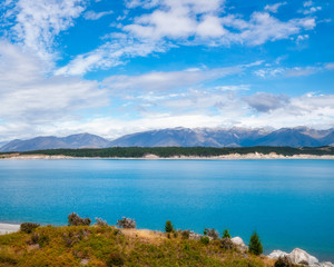 Fototapeta na wymiar Beautiful view of Lake Pukaki, an alpine lake famous for the amazing turquoise hues of the water and the sharp mountain ranges surrounding it, in New Zealand, South Island.