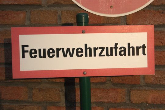 Fotos Lizenzfreie Bilder Grafiken Vektoren Und Videos Von Feuerwehrzufahrt Adobe Stock