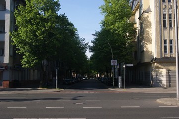 Fototapeta na wymiar Straße: Wilhelmshavener Straße in Berlin-Spandau