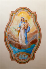 Affresco, dipinto sul soffitto di una antica chiesa che rappresenta la Madonna con bambino.