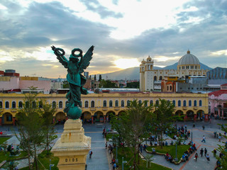 Plaza libertad, estatua centro de San Salvador, catedral principal atardecer El Salvador