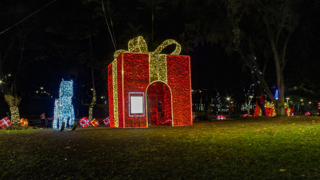 Adorno gigante en parque Cuscatlan de San Salvador El Salvador navidad adorno navide&ntilde;o