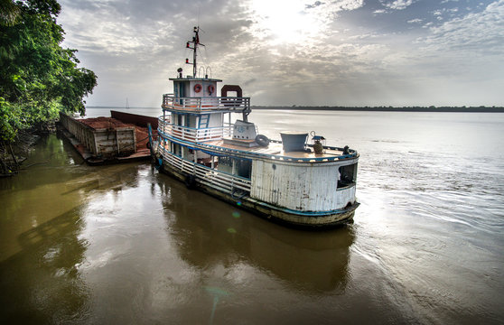 Passagierschiff in Amazonien