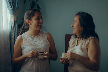 Madre e hija conviviendo juntas