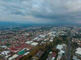 Obraz premium Imponujący widok z lotu ptaka na miasto San Jose z widokiem na park Sabana