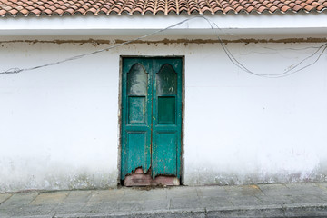 vieja puerta verde de madera
