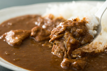 コトコト煮込んだチキンカレーのアップ