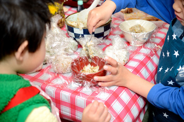 お手伝いする子供