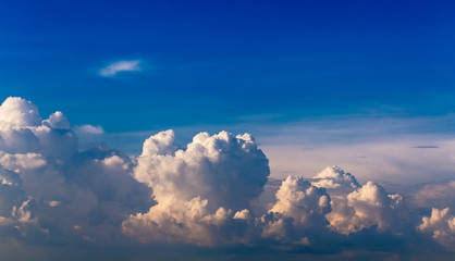 Naklejka premium overcast blue sky with dim cloudy