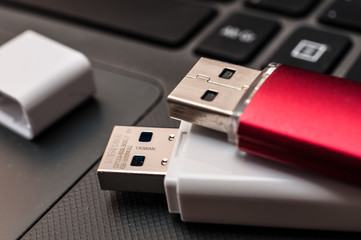 Speicherstift und Tastatur PC