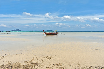 Fototapeta na wymiar Longtail Boat at Loh Ba Kao Bay on Koh Phi Phi Island, Thailand, Asia